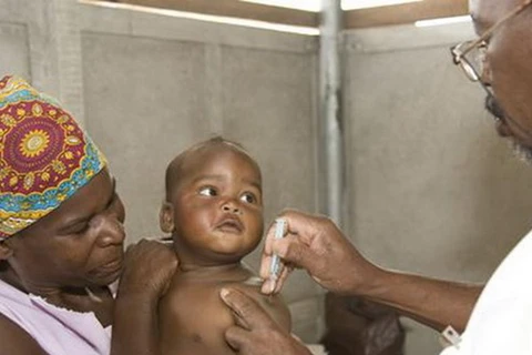 Tiêm vắcxin RTS,S cho trẻ em châu Phi. (Nguồn: isglobal.org)