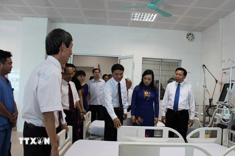 Bộ trưởng Nguyễn Thị Kim Tiến (thứ 2 từ phải) và các đại biểu tham quan bệnh viện. (Ảnh: Thái Hùng/TTXVN)