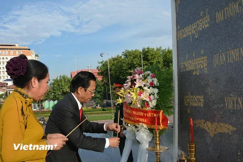 Đại sứ Việt Nam tại Campuchia Thạch Dư thắp hương tưởng niệm các liệt sỹ. (Ảnh: Xuân Khu/Vietnam+)