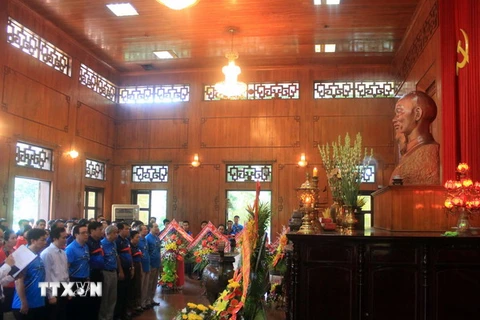 Đoàn công tác Ban đối ngoại hai nước Việt Nam và Lào dâng hoa, dâng hương tại Nhà tưởng niệm Hồ Chí Minh. (Ảnh: Tá Chuyên/TTXVN)