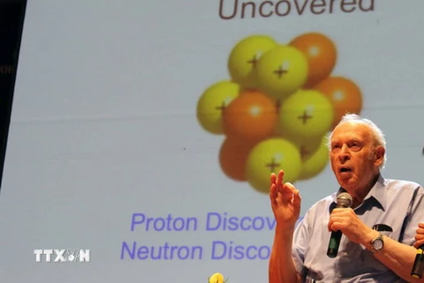 Giáo sư Jerome Friedman thuyết trình về mô hình quark bên trong proton và neutron. (Ảnh: Hoàng Kha/TTXVN) 