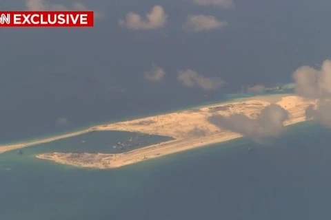 Đảo nhân tạo mà Trung Quốc xây dựng trái phép ở Biển Đông. Hình ảnh từ máy bay do thám Mỹ (Nguồn: CNN)