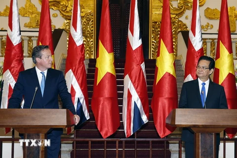 Thủ tướng Nguyễn Tấn Dũng và Thủ tướng Anh David Cameron gặp gỡ báo chí. (Ảnh: Đức Tám/TTXVN)