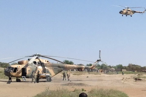 Máy bay Mi-24 của CH Chad tham gia chiến dịch không kích vào các mục tiêu của phiến quân Boko Haram ở Gamboru, Nigeria. (Nguồn: AFP/TTXVN) 