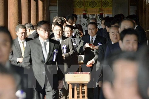 Các nghị sỹ Nhật Bản đến thăm đền Yasukuni. (Nguồn: Kyodo/TTXVN)