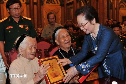 Phó Chủ tịch nước Nguyễn Thị Doan và các Mẹ Việt Nam anh hùng. (Ảnh: Trọng Đức/TTXVN)