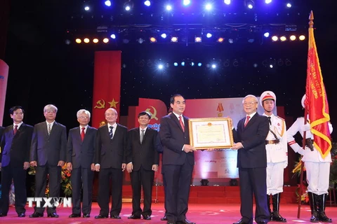 Tổng Bí thư Nguyễn Phú Trọng trao tặng Huân chương Hồ Chí Minh cho Tạp chí Cộng sản. (Ảnh: Trí Dũng/TTXVN) 
