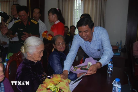 Ông Cao Văn Trong, Chủ tịch Ủy ban Nhân dân tỉnh Bến Tre tặng hoa và quà cho mẹ Việt Nam Anh hùng. (Ảnh: Văn Trí/TTXVN)