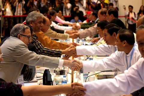 Các thành viên Chính phủ Myanmar và đại diện cấp cao các nhóm vũ trang thiểu số tại bàn đàm phán ngày 22/7. (Nguồn: THX/TTXVN)