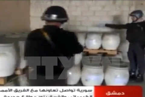 Các thanh sát viên của tổ chức OPCW kiểm tra tại một địa điểm chứa vũ khí hóa học của Syria. (Nguồn: AFP/TTXVN)