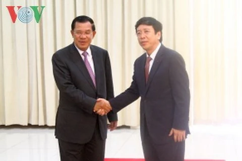 Thủ tướng Hun Sen (trái) tiếp Tổng Giám đốc VOV Nguyễn Đăng Tiến. (Nguồn: VOV)