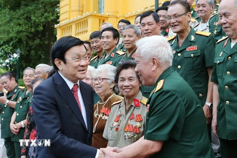 Chủ tịch nước Trương Tấn Sang với các cựu chiến binh. (Ảnh: Nguyễn Khang/TTXVN) 