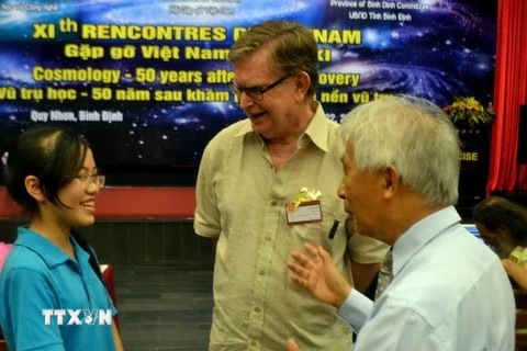 Giáo sư George F. Smoot (giữa) giao lưu cùng học sinh Đinh Thị Hương Thảo, Huy chương vàng Olympic quốc tế môn Vật lý (trái). (Ảnh: Quốc Dũng/TTXVN)