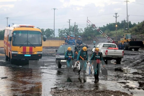 Lực lượng chức năng được huy động xuống hiện trường tìm kiếm cứu hộ các nạn nhân vụ sập hầm lò. (Ảnh: Nguyễn Hoàng/TTXVN)