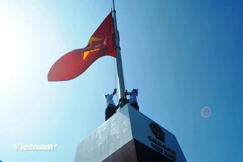 Khánh thành cột cờ Tổ quốc tại đảo Trần, Quảng Ninh. (Ảnh: Nguyễn Hoàng/Vietnam+) 