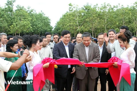 Cắt băng khánh thành nhà máy chế biến mủ cao su của công ty Tân Biên Kampong Thom. (Ảnh: Xuân Khu/Vietnam+)