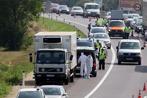 Chiếc xe tải chở thi thể người di cư đang phân hủy trong chiếc xe tải trên con đường cao tốc ở Áo. (Nguồn: AFP) 