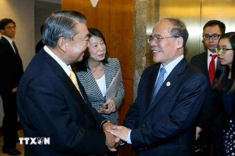 Chủ tịch Quốc hội Nguyễn Sinh Hùng gặp Chủ tịch Hạ viện Nhật Bản Tadamori Oshima. (Ảnh: Nhan Sáng/TTXVN) 