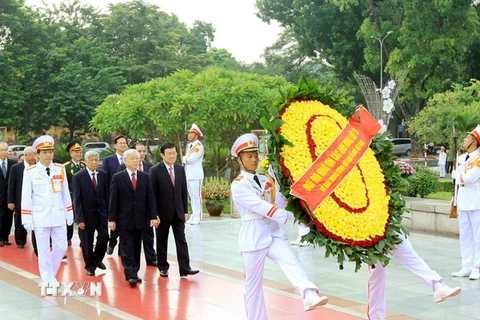 Đoàn đại biểu lãnh đạo Đảng, Nhà nước đặt vòng hoa tại Đài tưởng niệm các Anh hùng liệt sỹ. (Ảnh: An Đăng/TTXVN) 