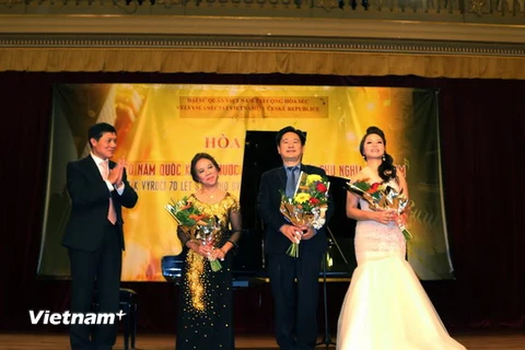 Đại sứ Trương Mạnh Sơn tặng hoa cho các nghệ sỹ tham gia buổi hòa nhạc nhân dịp Quốc khánh (Ảnh: Trần Quang Vinh/Vietnam+)