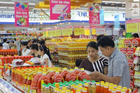 Mua sắm tại siêu thị Co.op Bình Triệu, Thành phố Hồ Chí Minh. (Ảnh: Thanh Vũ/TTXVN)
