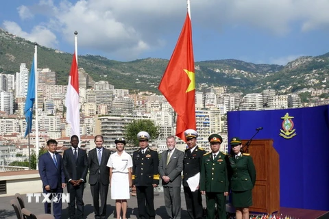 Các đại biểu dự Lễ thượng cờ đánh dấu việc Việt Nam trở thành thành viên thứ 84 của tổ chức Thủy đạc quốc tế. (Nguồn: TTXVN) 
