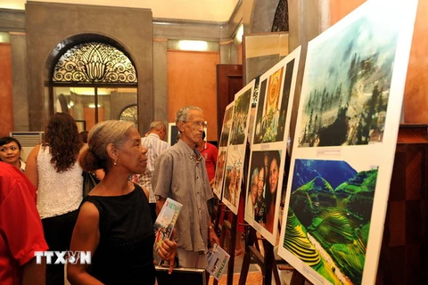 Người dân Cuba tham quan triển lãm về Việt Nam bên lề lễ kỷ niệm. (Ảnh: Lê Hà/TTXVN) 
