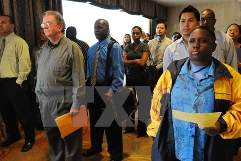 Những người thất nghiệp tìm việc làm tại Hội chợ việc làm ở Los Angeles. (Nguồn: AFP/TTXVN)