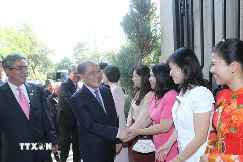 Chủ tịch Quốc hội Nguyễn Sinh Hùng thăm Đại sứ quán Việt Nam tại Hoa Kỳ. (Ảnh: Nhan Sáng/TTXVN) 