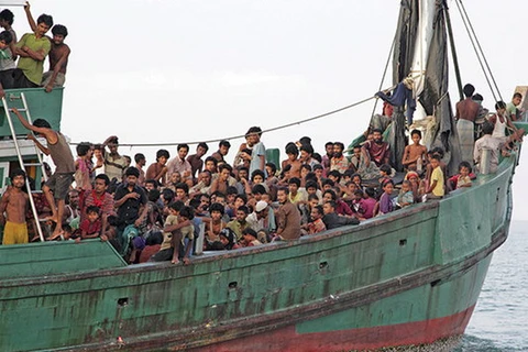Tàu cá chở đầy người Rohingya và Bangladesh ở gần bờ biển Aceh, Indonesia ngày 20/5. (Nguồn: Reuters) 