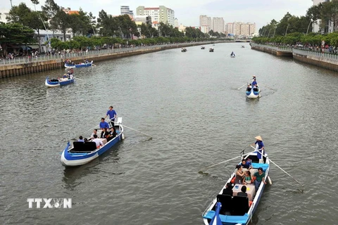 Các thuyền chèo chở du khách trên tuyến kênh Nhiêu Lộc-Thị Nghè. (Ảnh: An Hiếu/TTXVN) 