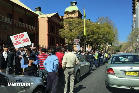 Biểu tình phản đối dịch vụ taxi Uber ở Sydney. (Ảnh: Khánh Linh/Vietnam+)