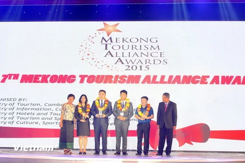 Ông Lê Thanh Lợi, Giám đốc Trung tâm Du lịch Phong Nha-Kẻ Bàng (thứ năm từ trái sang) nhận giải “"Di sản hữu hình xuất sắc nhất năm 2015" cho Phong Nha-Kẻ Bàng. (Ảnh: Hi Trang/Vietnam+) 
