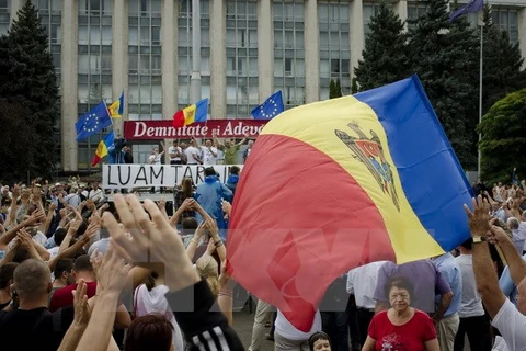 Hàng chục nghìn người biểu tình đòi Tổng thống từ chức tại Chisinau. (Nguồn: AFP/TTXVN) 