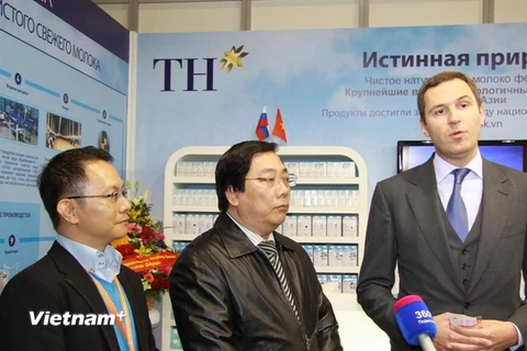 Phó Thống đốc tỉnh Moskva Denis Butsaev (phải) và ông Nguyễn Thanh Sơn, Đại sứ Việt Nam tại Nga (giữa) thăm gian hàng của TH True Milk. (Nguồn: Vietnam+) 