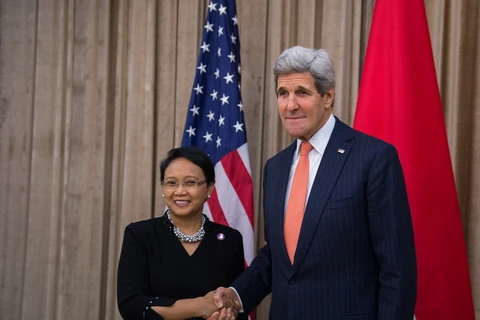 Ngoại trưởng Indonesia Retno Marsudi và Ngoại trưởng Mỹ John Kerry. (Nguồn: flickr.com)