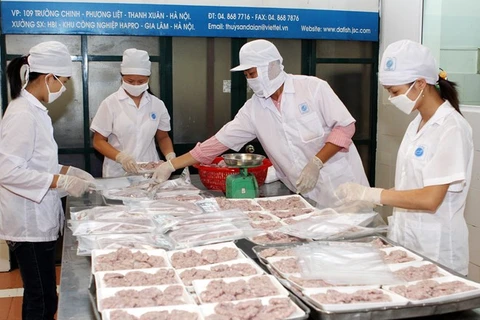 Đóng gói thực phẩm của Công ty chế biến và xuất nhập khẩu Đại An tại Vườn ươm Doanh nghiệp Hà Nội. Ảnh minh họa. (Ảnh: Trần Việt/TTXVN)