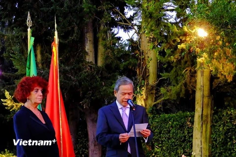 Đại sứ Cao Chính Thiện và bà Valeria Fedeli, Phó Chủ tịch Thượng viện Italy tại buổi lễ. (Ảnh: Quang Thanh/Vietnam+) 