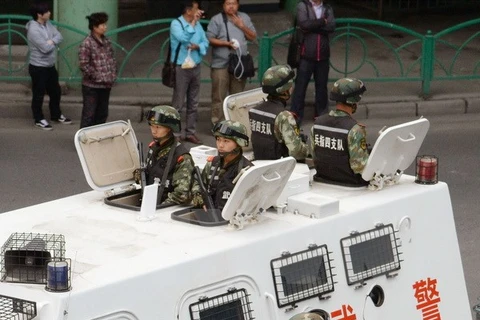 Cảnh sát Trung Quốc tuần tra tại Urumqi, thủ phủ Khu tự trị Tân Cương ngày 23/5. (Nguồn: Kyodo/TTXVN)