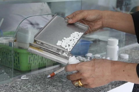 Thuốc ARV được đóng gói để cấp phát cho bệnh nhân tại Trung tâm Y tế cộng đồng quận 8, Thành phố Hồ Chí Minh. (Ảnh: Phương Vy/TTXVN)
