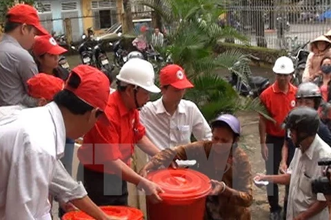 Trung ương Hội Chữ thập Đỏ Việt Nam trao quà cho đồng bào vùng lũ. Ảnh minh họa. (Ảnh: Đoàn Hữu Trung/TTXVN)