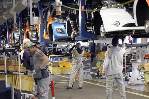 Công nhân làm việc trong một nhà máy sản xuất xe ôtô ở Pháp. (Nguồn: AFP/TTXVN)