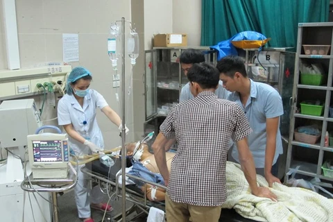 Bệnh nhân ngộ độc thực phẩm được điều trị tích cực tại Bệnh viện Đa khoa Ninh Bình. (Ảnh: /TTXVN)