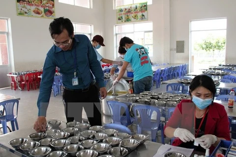 Lấy mẫu kiểm tra vệ sinh an toàn thực phẩm tại bếp ăn Trường tiểu học Thạnh Hội. Ảnh minh họa. (Ảnh: Dương Chí Tưởng-Hải Âu/TTXVN)
