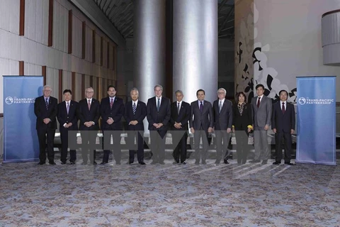 Bộ trưởng Thương mại 12 nước thành viên tham gia đàm phán TPP chụp ảnh chung tại hội nghị ngày 1/10. (Nguồn: Reuters/TTXVN)