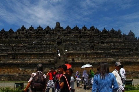 Khách du lịch thăm quan một di tích của Indonesia. (Nguồn: indonesia.travel)