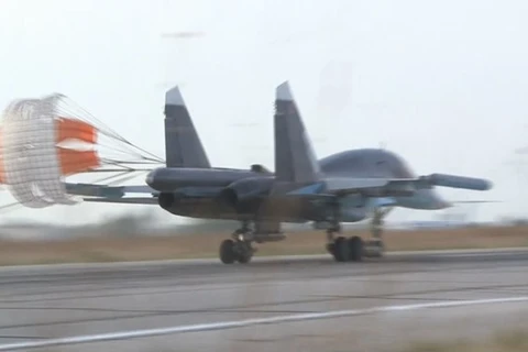 Máy bay Sukhoi trở về căn cứ Latakia sau khi không kích mục tiêu IS. (Nguồn: RT)