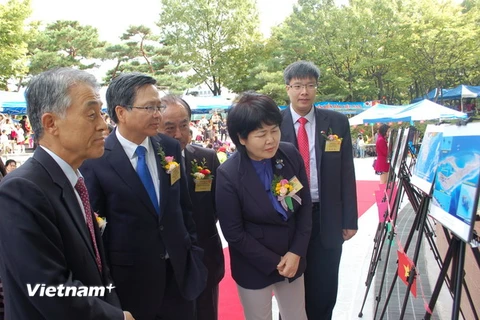 Đại sứ Việt Nam tại Hàn Quốc Phạm Hữu Chí (đứng thứ 2 từ trái sang) và bà Baek Chung hee, Phó thị trưởng Thành phố Daejeon tham quan triển lãm. (Ảnh: Vũ Toàn-Phạm Duy/Vietnam+) 