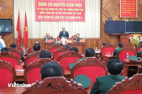 Phó Thủ tướng Nguyễn Xuân Phúc phát biểu tại buổi làm việc với Quân khu 4. (Ảnh: Nguyễn Văn Nhật/Vietnam+)