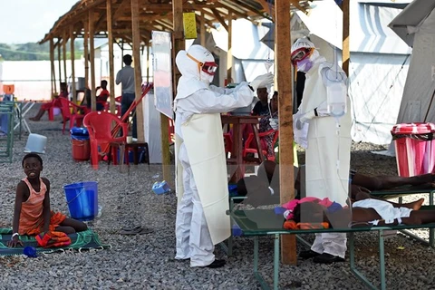 Nhân viên y tế Sierra Leone chăm sóc bệnh nhân nhiễm Ebola. (Nguồn: AFP/TTXVN)